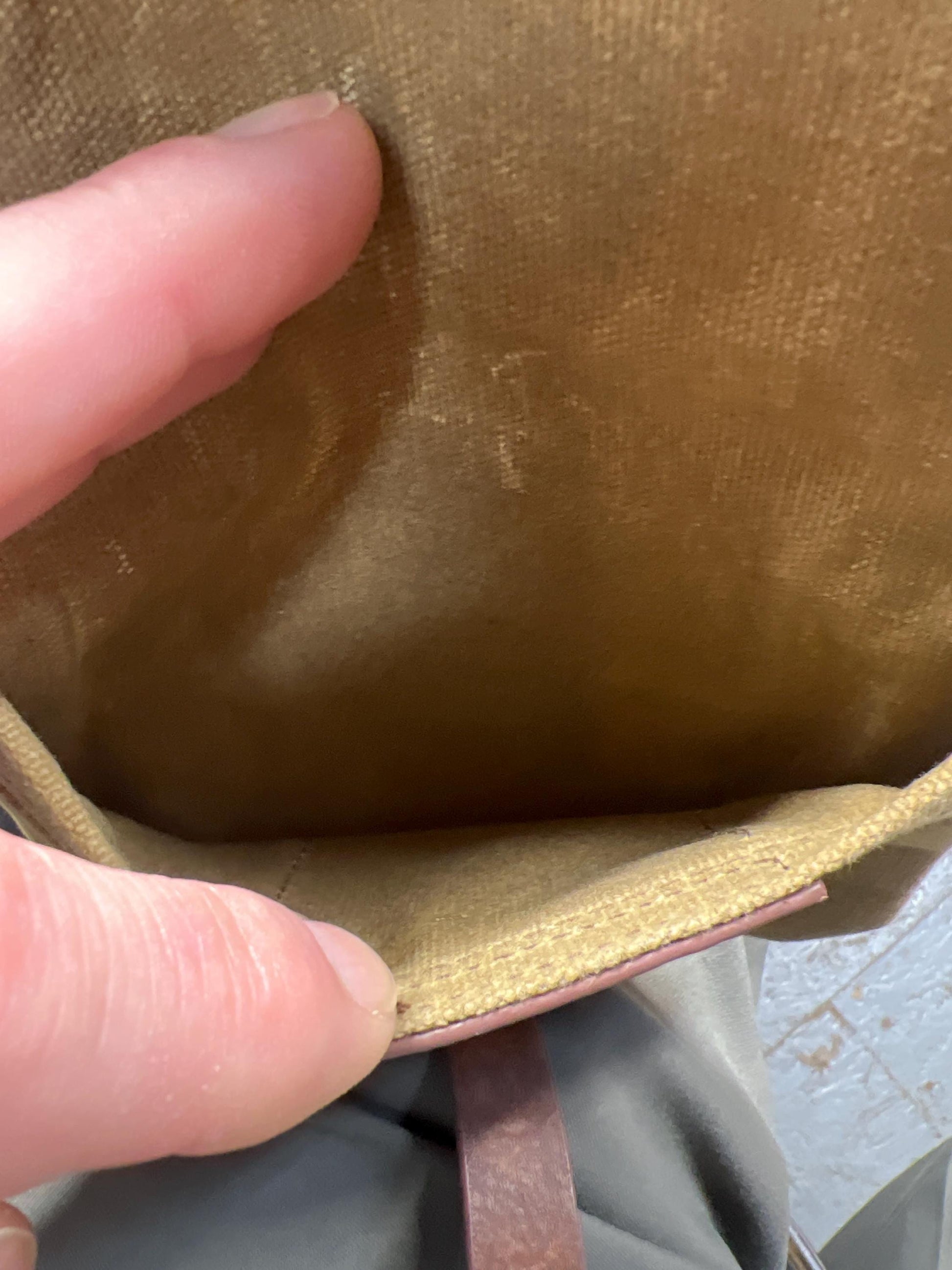 Medium tobacco pouch